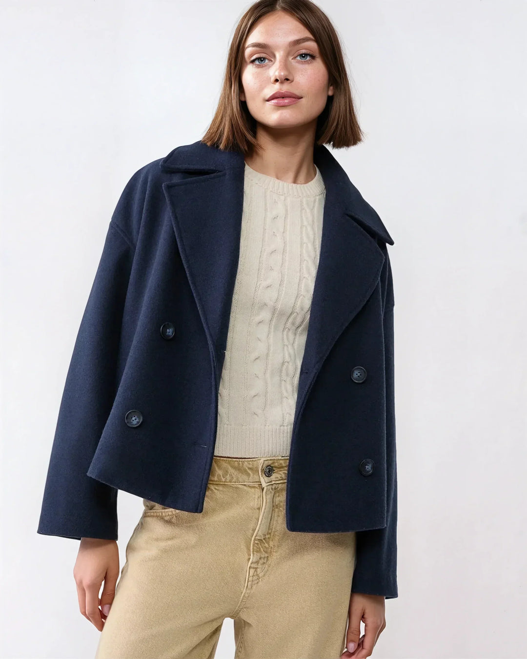 Veste courte croisée élégante pour femme, idéale pour un look chic hivernal.