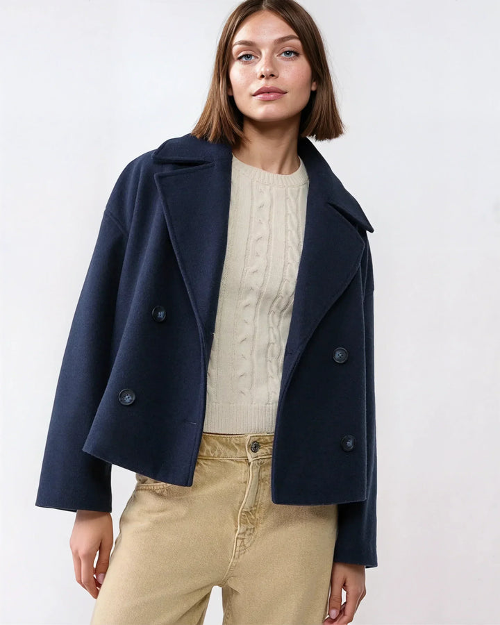 Veste courte croisée élégante pour femme, idéale pour un look chic hivernal.