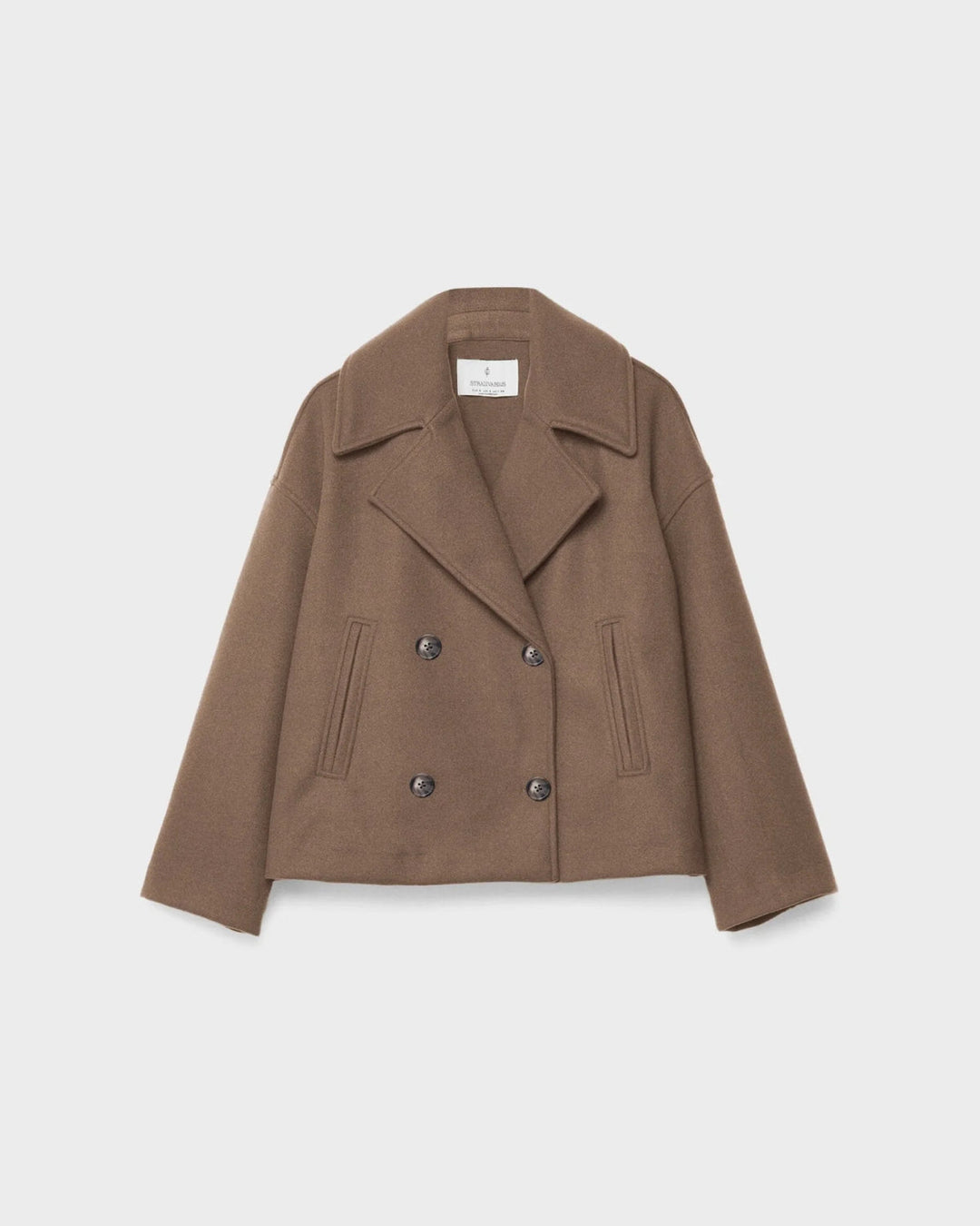 Mode femme: veste courte croisée chic, un essentiel polyvalent pour l'automne et l'hiver.
