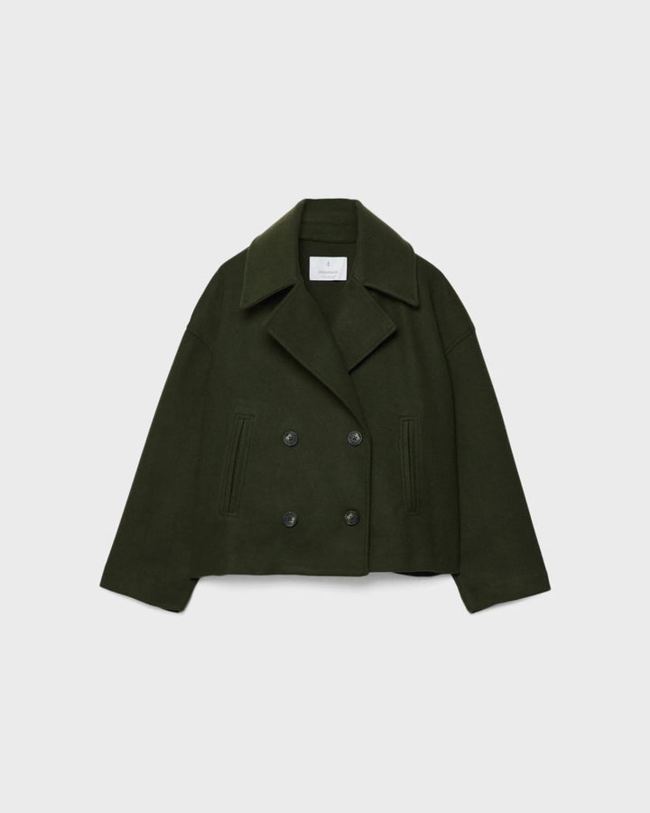 Veste courte femme noire, croisée, offrant chaleur et un style élégant en hiver.