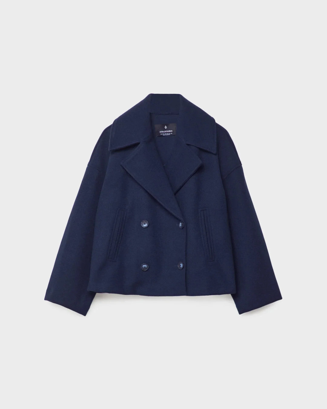 Blazer femme chic noir, parfait pour une tenue de bureau ou une soirée décontractée.