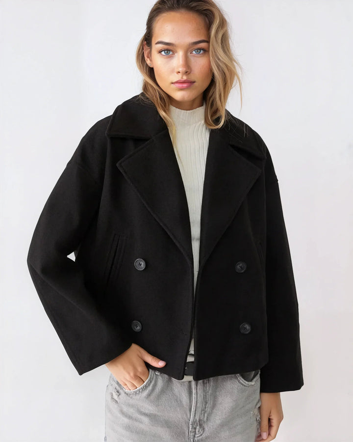 Veste croisée courte bleu marine, très tendance pour l'automne et l'hiver.