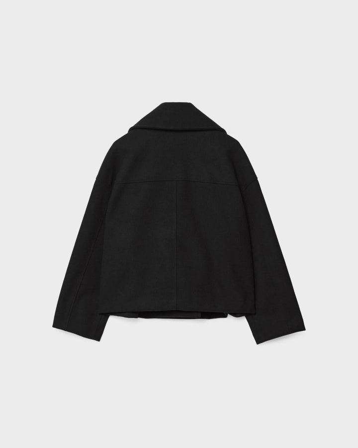 Élégante veste courte croisée pour femme, idéale pour un style chic ou décontracté.