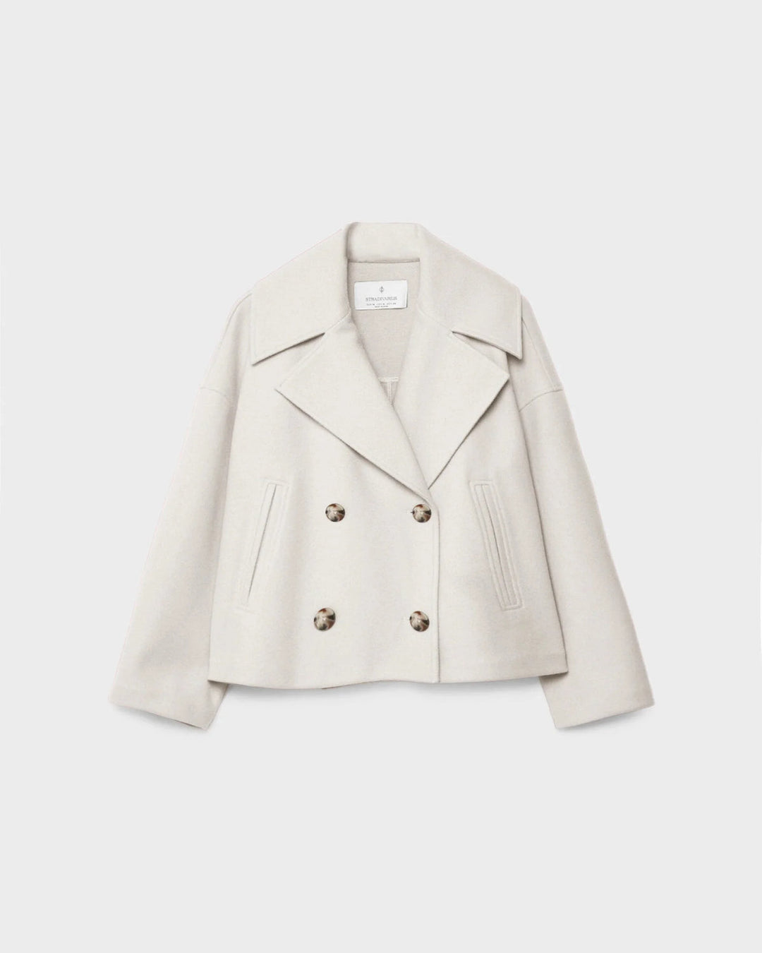 Veste chic blanche, modèle court croisé, parfaite pour illuminer votre tenue de bureau.
