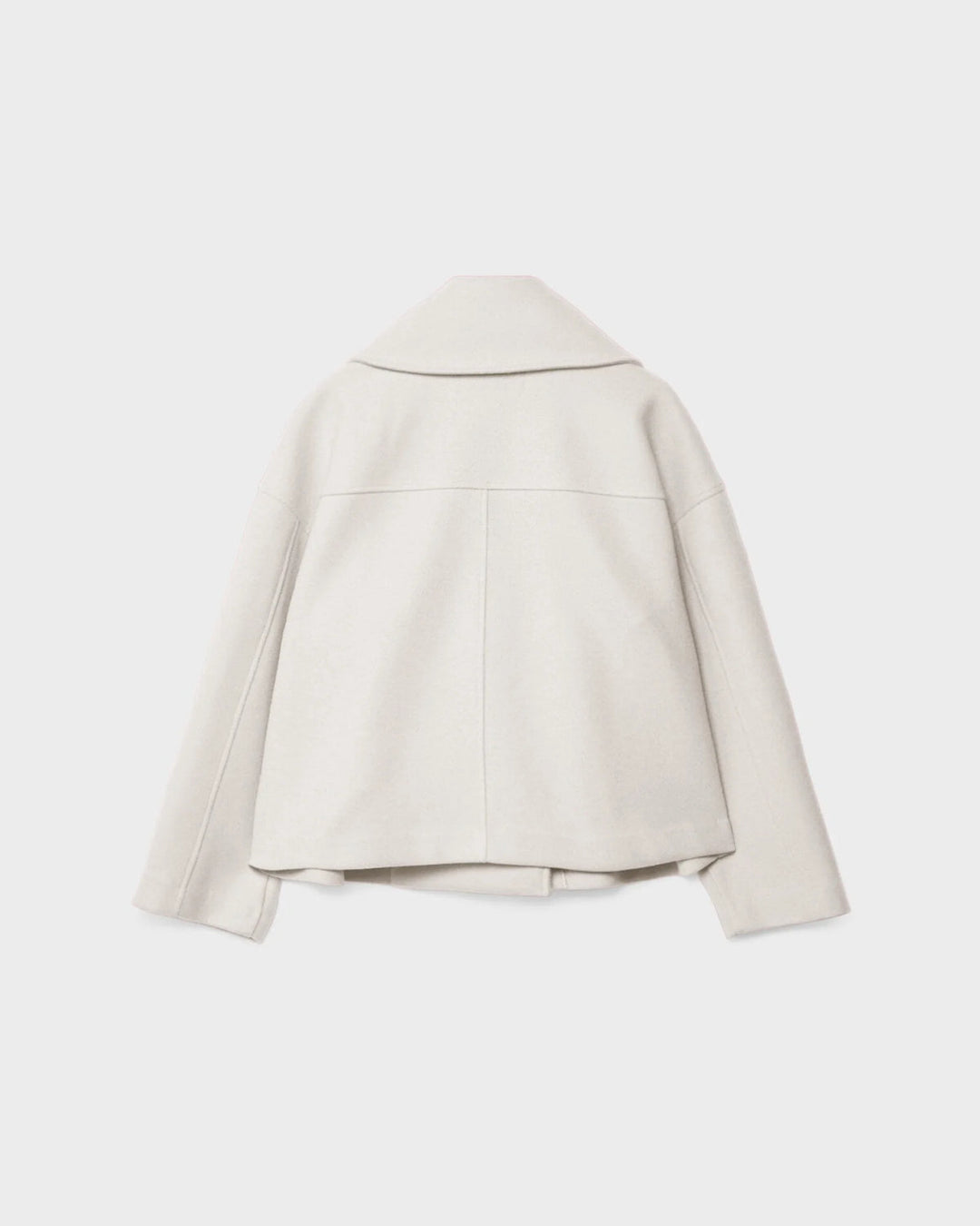 Veste courte femme avec fermeture croisée, un style moderne et sophistiqué pour l'hiver.