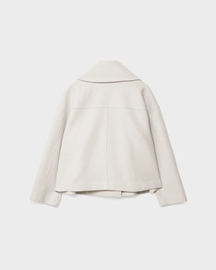 Veste courte femme avec fermeture croisée, un style moderne et sophistiqué pour l'hiver.