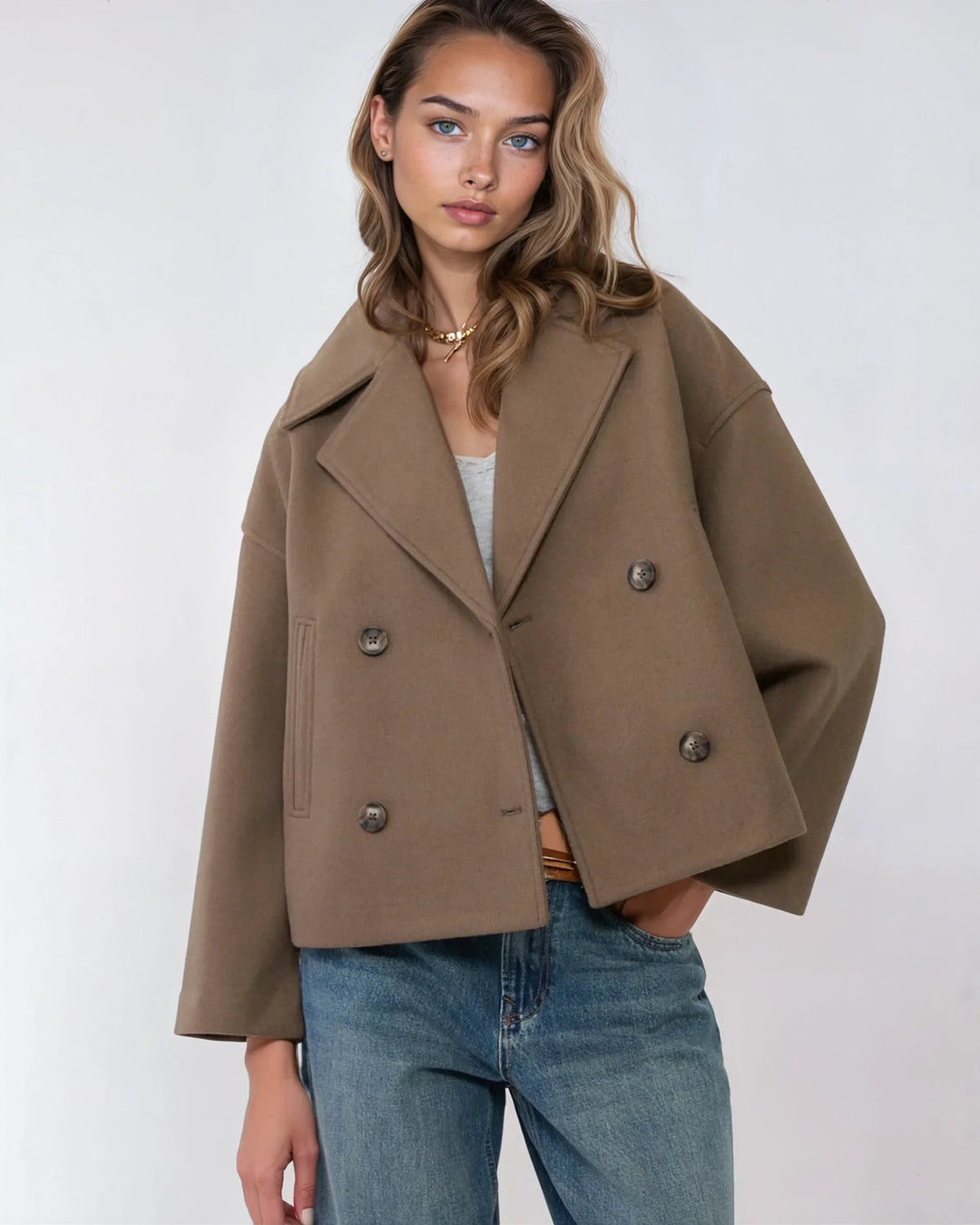 Blazer femme élégant, coupe courte croisée, disponible en vert pour une touche de couleur.