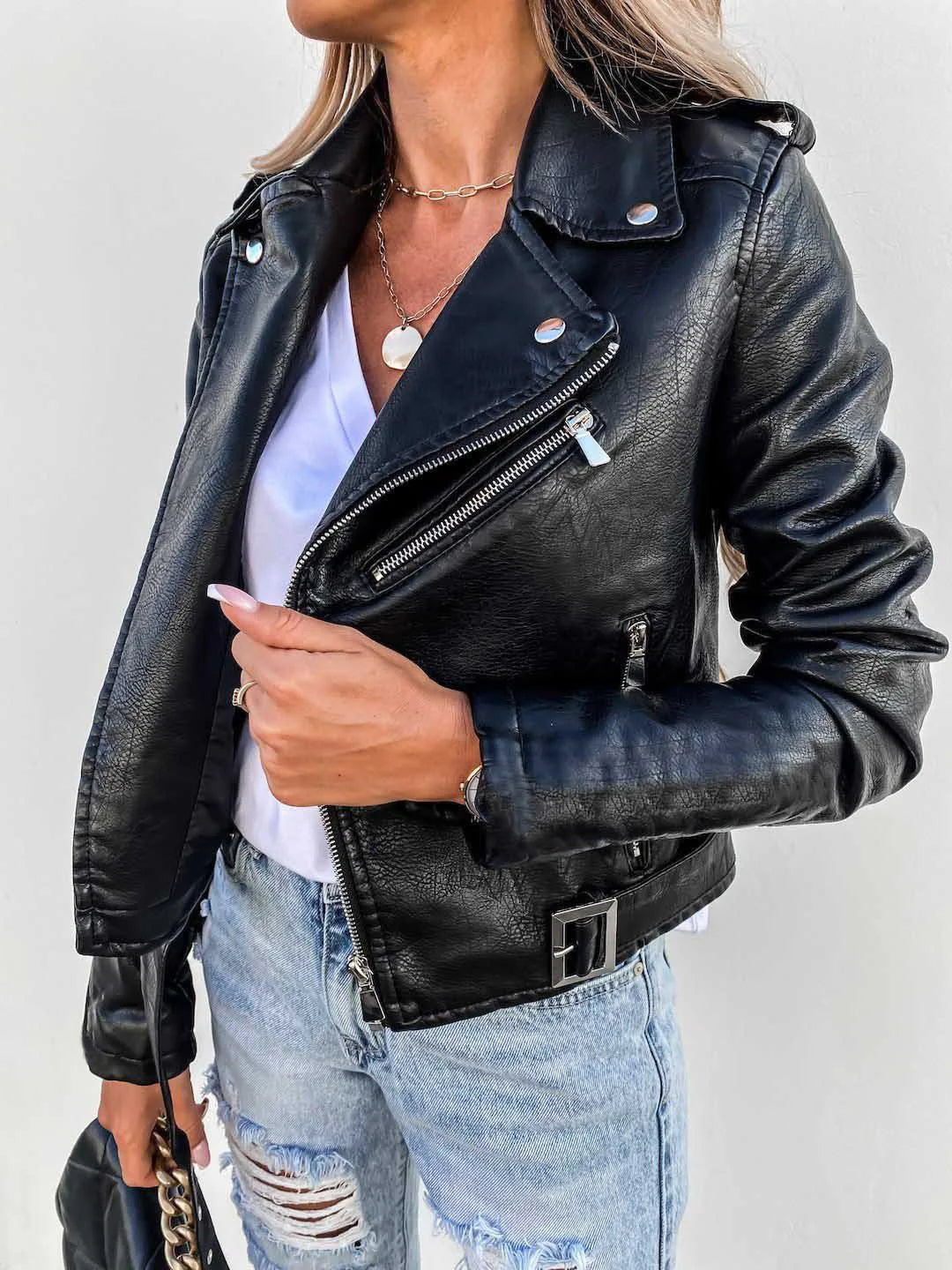 Veste courte en cuir PU, style moderne et élégant.  Fermeture éclair, ceinture.  Coupe ajustée.