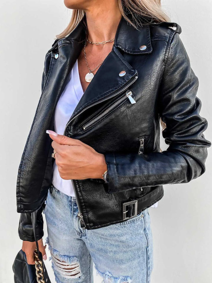 Veste courte en cuir PU, style moderne et élégant.  Fermeture éclair, ceinture.  Coupe ajustée.