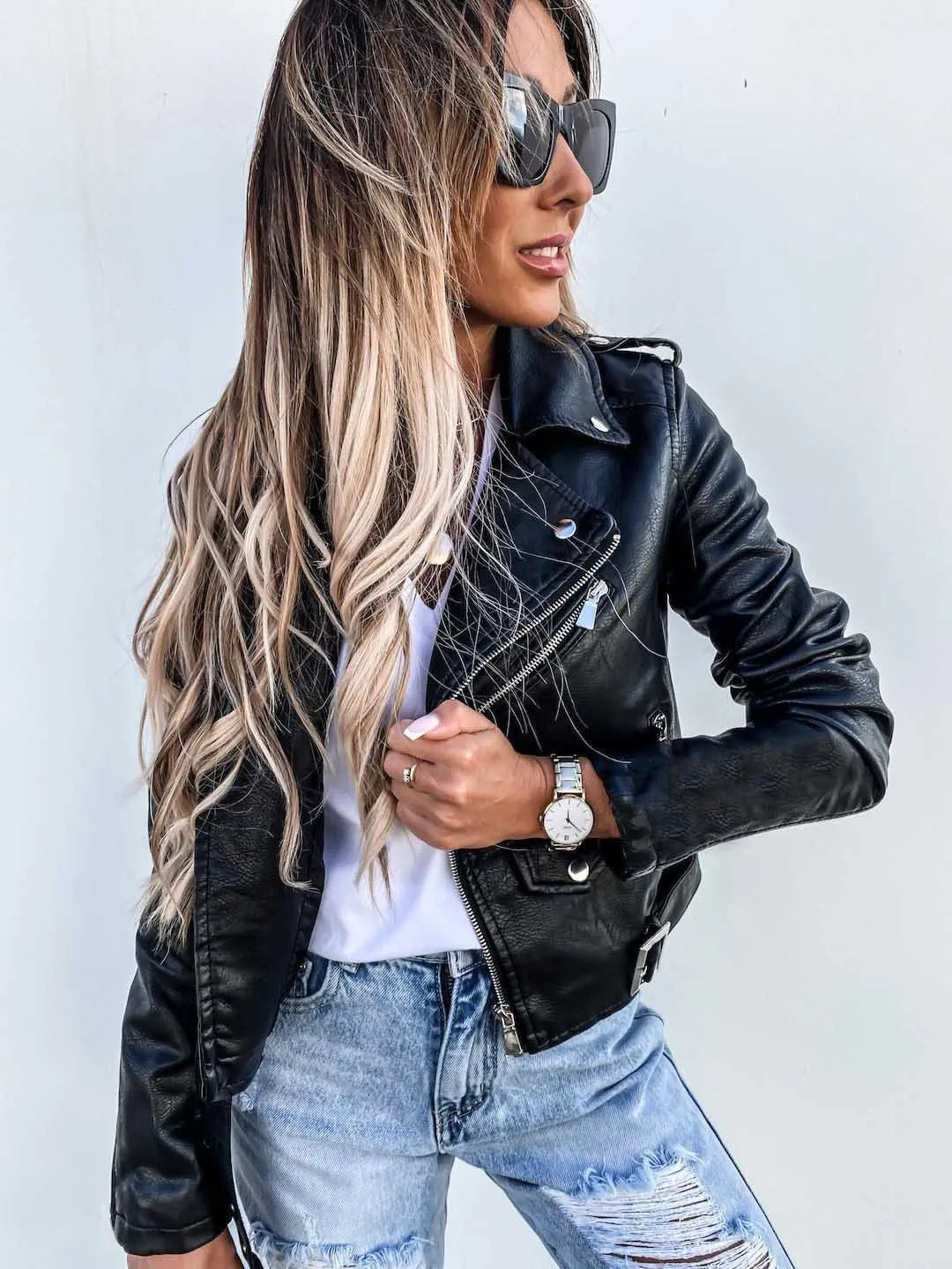Veste courte en cuir PU, style moderne et élégant.  Fermeture éclair, ceinture.  Coupe ajustée.