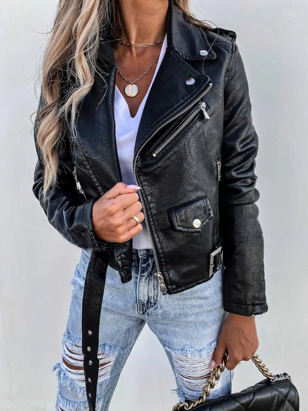 Veste courte en cuir PU, style moderne et élégant.  Fermeture éclair, ceinture.  Coupe ajustée.