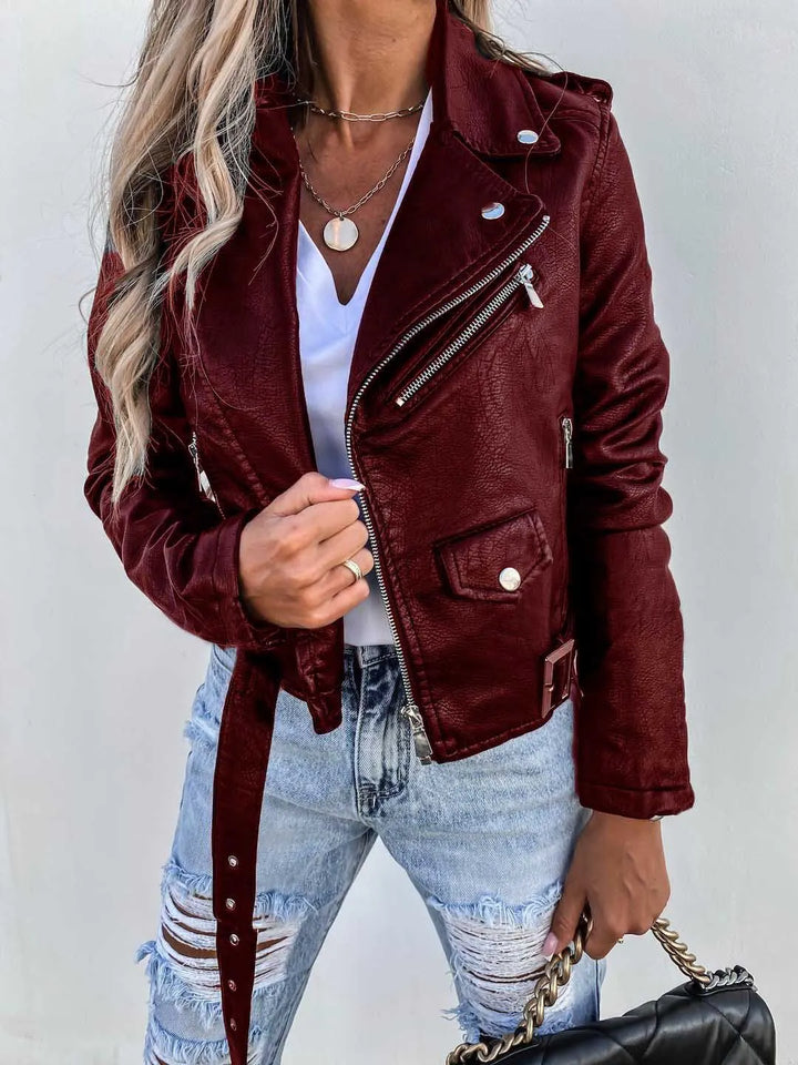 Veste courte en cuir PU, style moderne et élégant.  Fermeture éclair, ceinture.  Coupe ajustée.