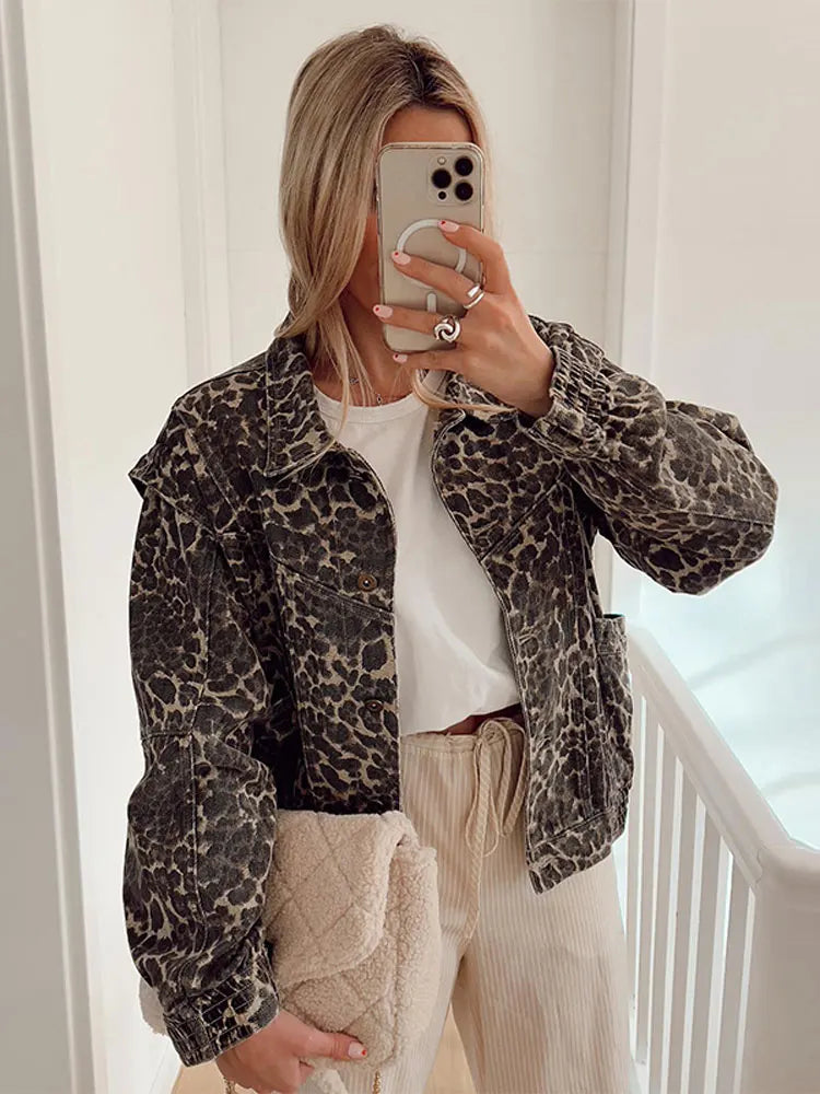 Veste courte femme à imprimé léopard, style audacieux et élégant pour look décontracté ou chic, parfaite pour le quotidien.