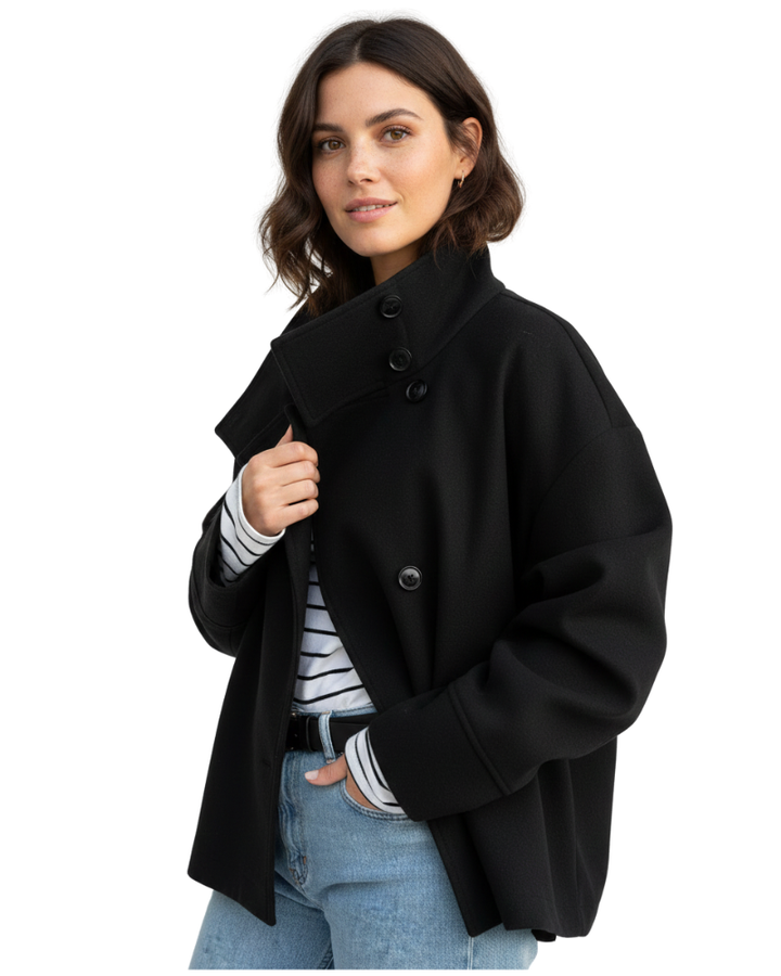 Manteau court femme gris, col montant. Veste chic d'automne élégante. Parfait pour un style féminin tendance et moderne.