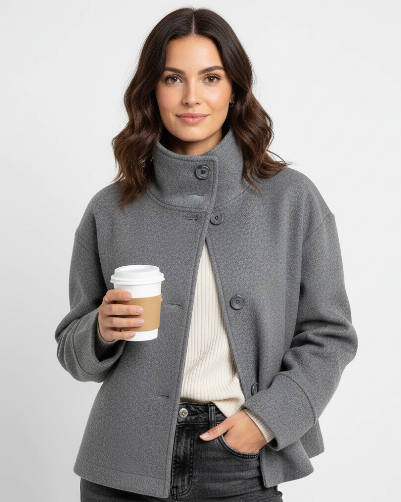 Veste femme bleu marine élégante, col montant. Manteau court chic pour l'automne. Vêtement polyvalent pour mode féminine.