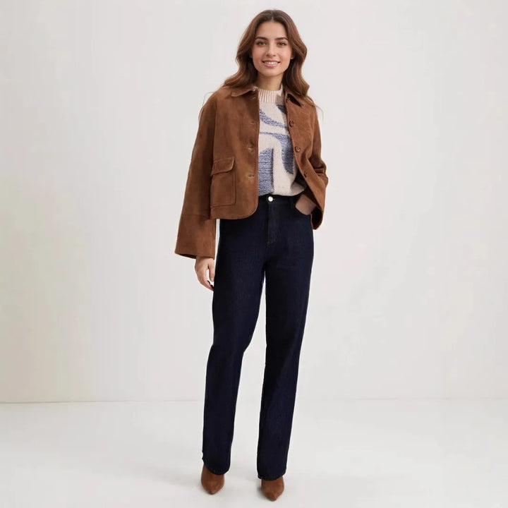 Mode femme: Veste courte marron intemporelle et chic, idéale pour un look sophistiqué ou décontracté.