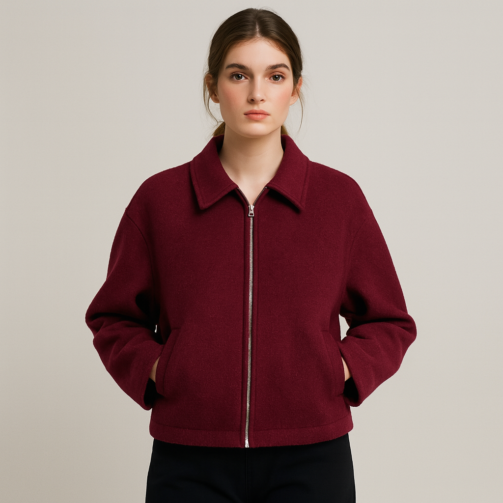 Veste courte moderne pour femme avec fermeture éclair. Style chic et décontracté, idéale pour le quotidien.