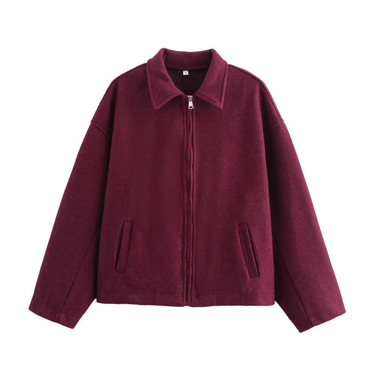 Veste chic et élégante pour femme, coupe courte. Un incontournable mode pour un look moderne et soigné.