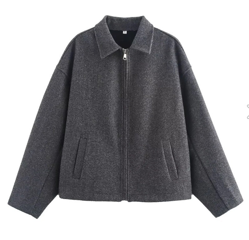 Veste courte tendance pour femme avec zip. Idéale pour un look automne-hiver alliant confort et élégance.