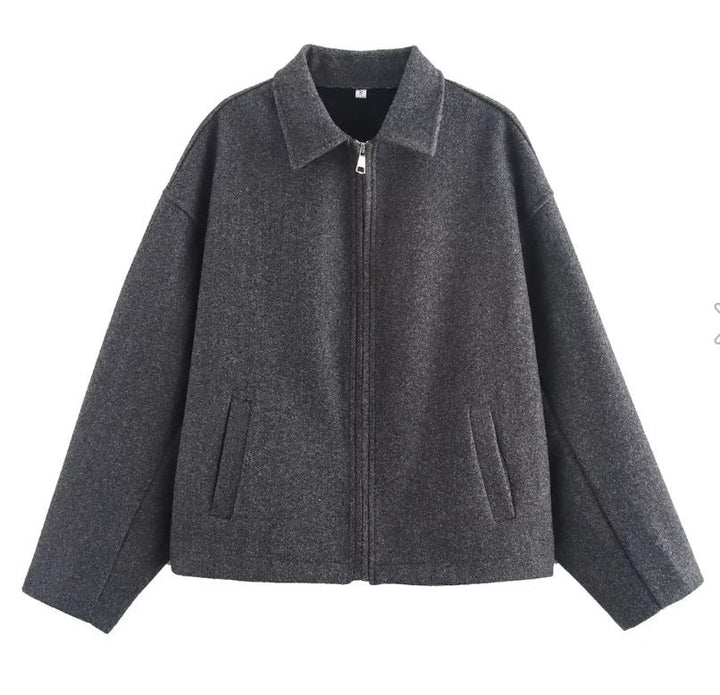 Veste courte tendance pour femme avec zip. Idéale pour un look automne-hiver alliant confort et élégance.
