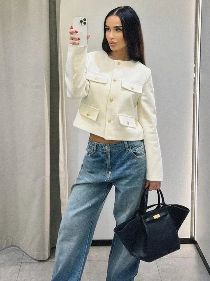 Veste croisée boutonnée femme élégante, manches longues, coupe moderne raffinée pour un style sophistiqué et polyvalent.