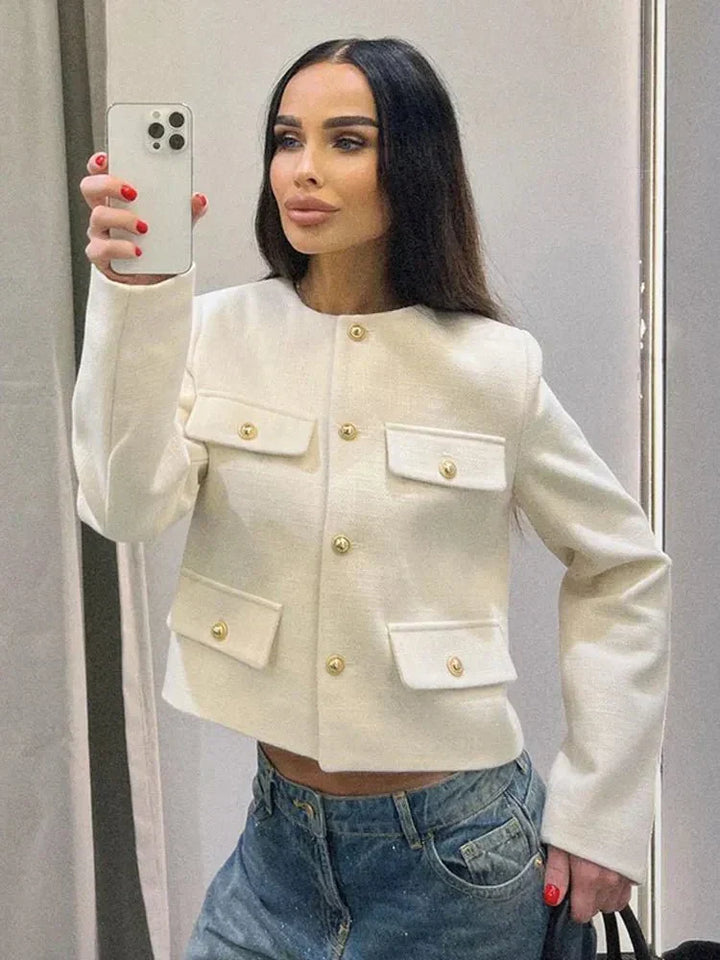 Veste croisée boutonnée femme élégante, manches longues, coupe moderne raffinée pour un style sophistiqué et polyvalent.