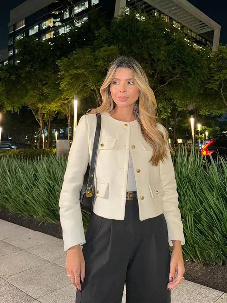 Veste croisée boutonnée femme élégante, manches longues, coupe moderne raffinée pour un style sophistiqué et polyvalent.