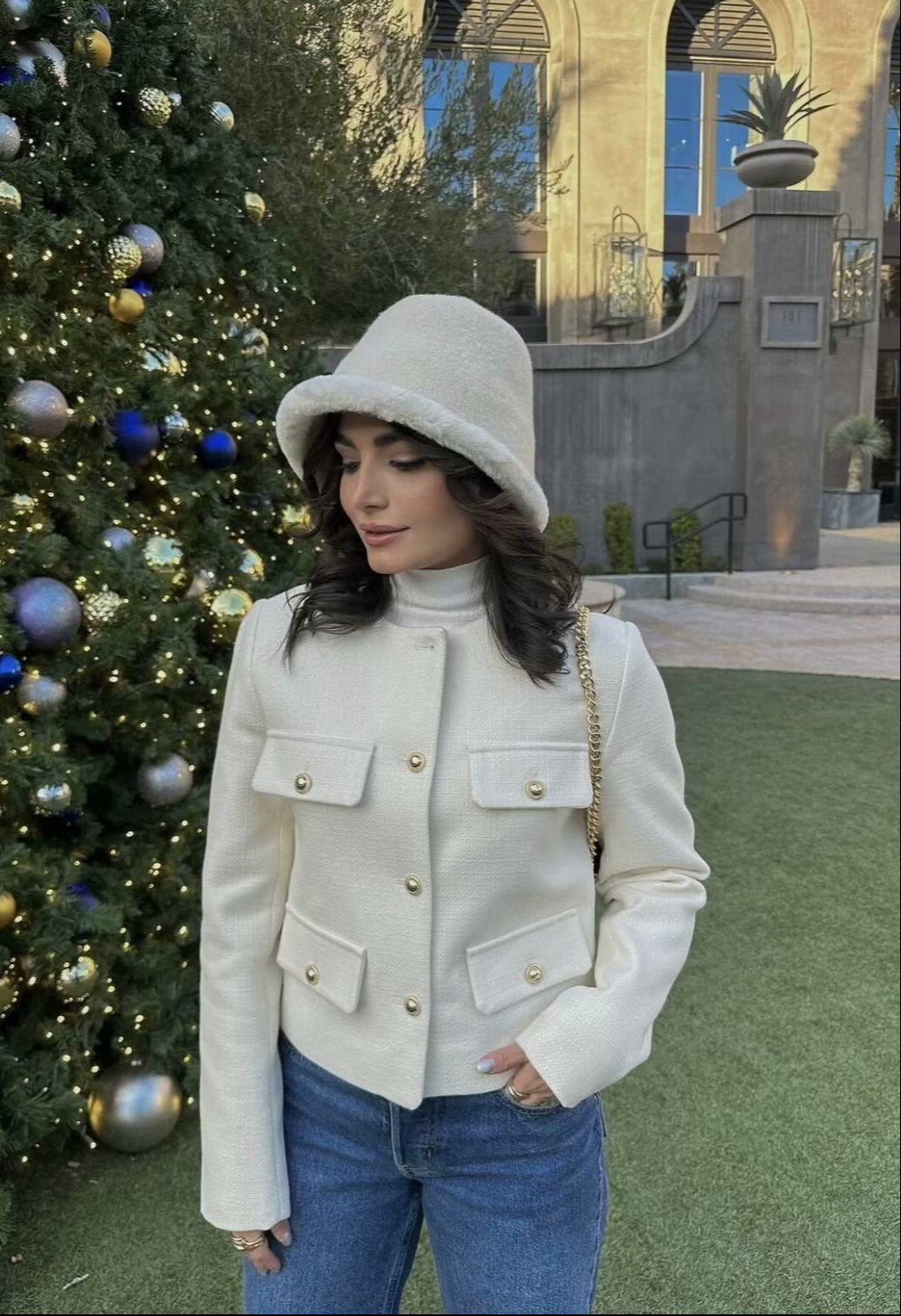 "Veste cropped vintage pour femme, coupe courte, détails élégants, style chic et sophistiqué."