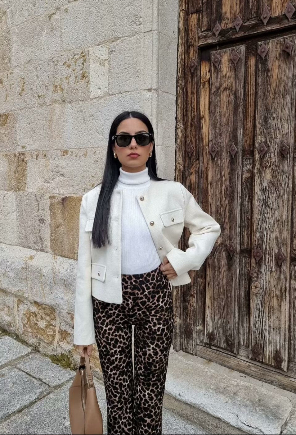 "Veste cropped vintage pour femme, coupe courte, détails élégants, style chic et sophistiqué."