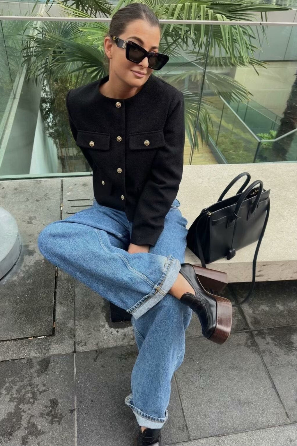 "Veste cropped vintage pour femme, coupe courte, détails élégants, style chic et sophistiqué."