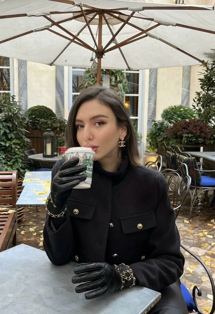 "Veste cropped vintage pour femme, coupe courte, détails élégants, style chic et sophistiqué."