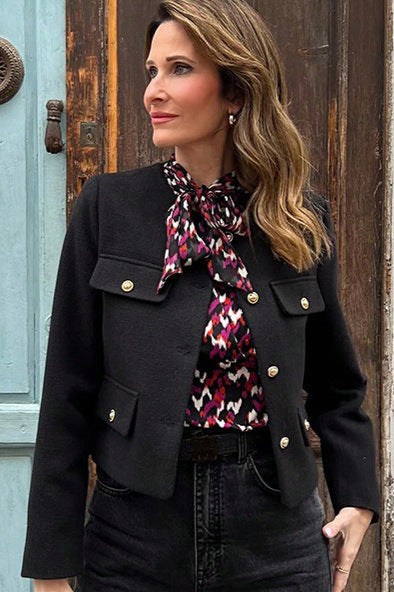 "Veste cropped vintage pour femme, coupe courte, détails élégants, style chic et sophistiqué."
