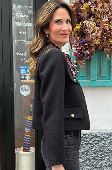 "Veste cropped vintage pour femme, coupe courte, détails élégants, style chic et sophistiqué."