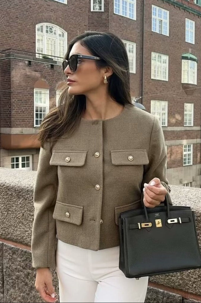 "Veste cropped vintage pour femme, coupe courte, détails élégants, style chic et sophistiqué."