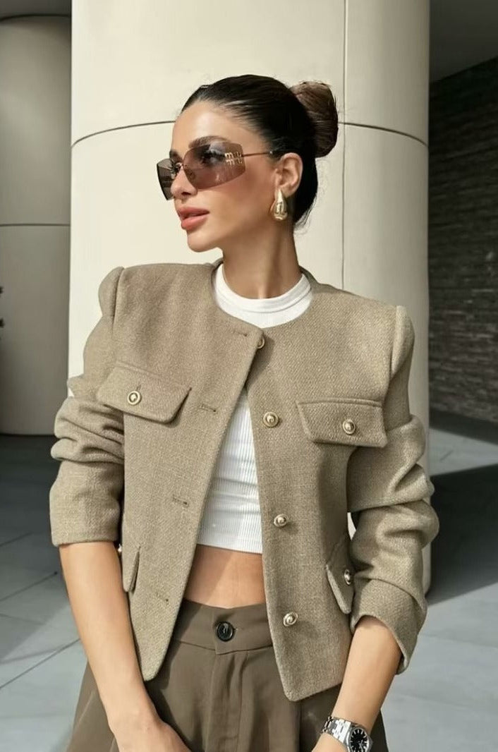 "Veste cropped vintage pour femme, coupe courte, détails élégants, style chic et sophistiqué."