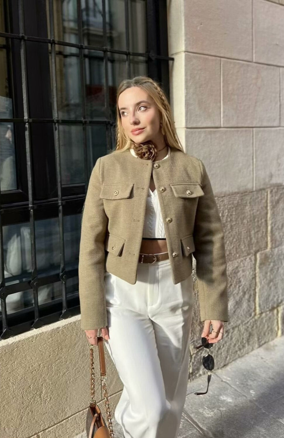"Veste cropped vintage pour femme, coupe courte, détails élégants, style chic et sophistiqué."