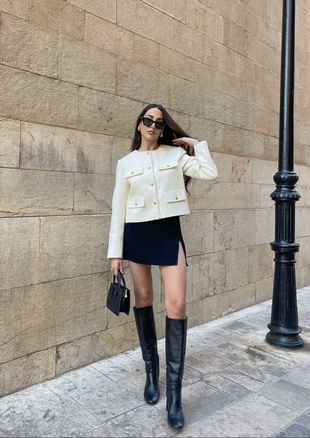 "Veste cropped vintage pour femme, coupe courte, détails élégants, style chic et sophistiqué."