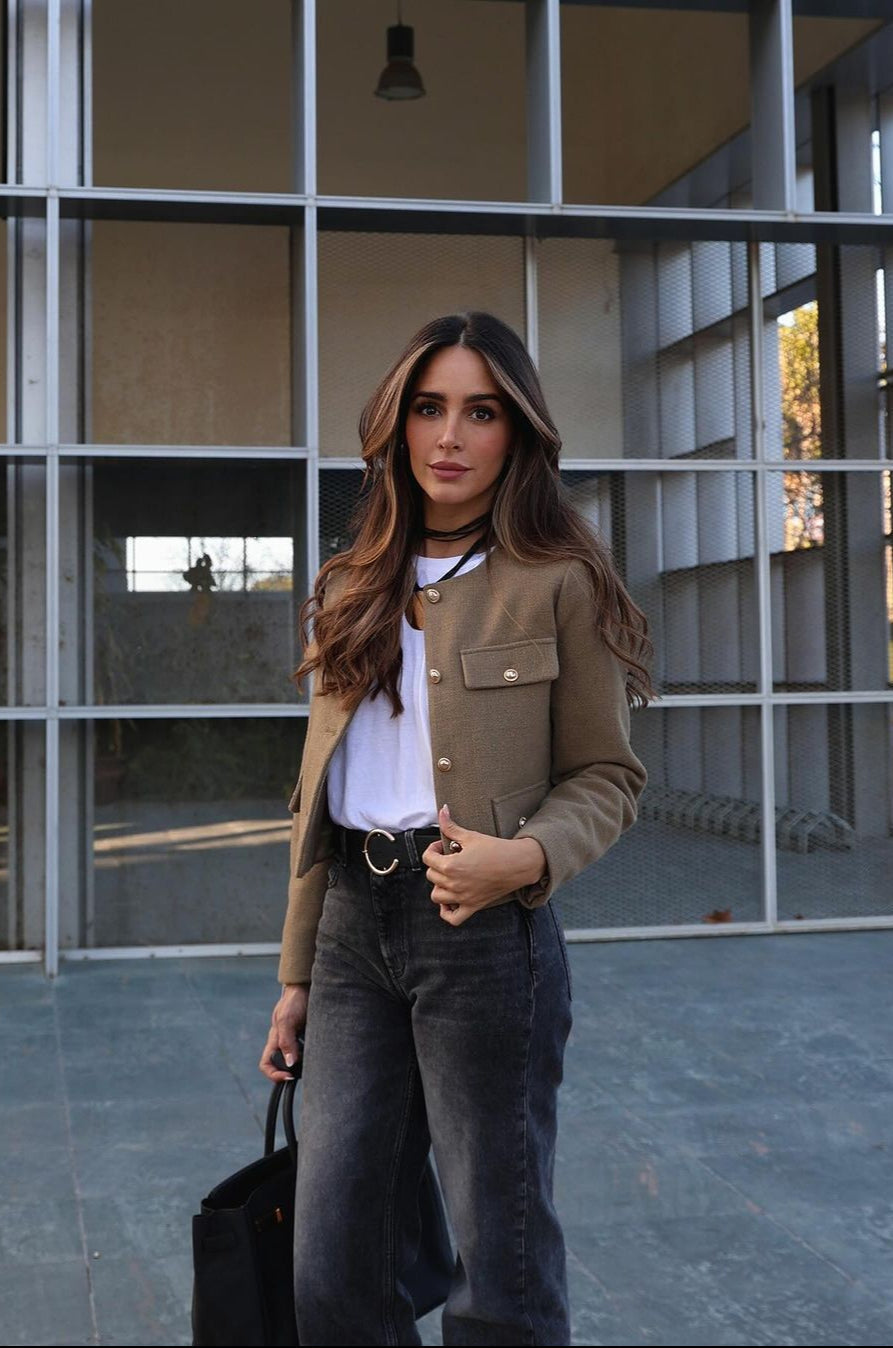 "Veste cropped vintage pour femme, coupe courte, détails élégants, style chic et sophistiqué."
