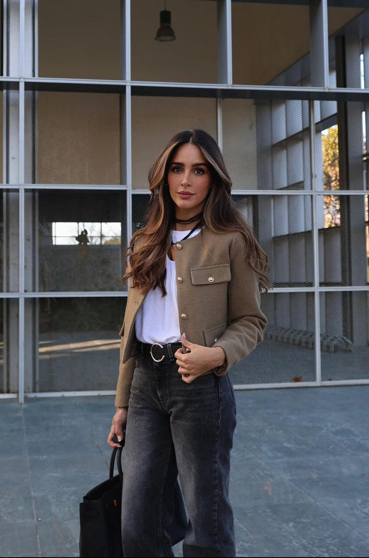 "Veste cropped vintage pour femme, coupe courte, détails élégants, style chic et sophistiqué."