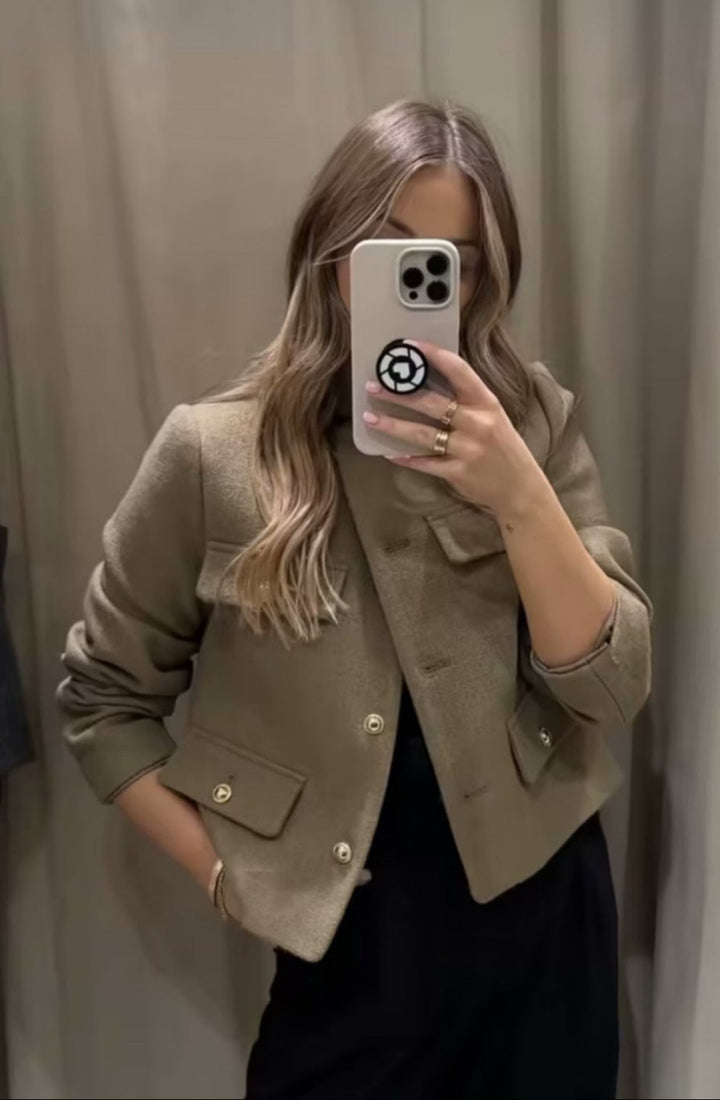 "Veste cropped vintage pour femme, coupe courte, détails élégants, style chic et sophistiqué."