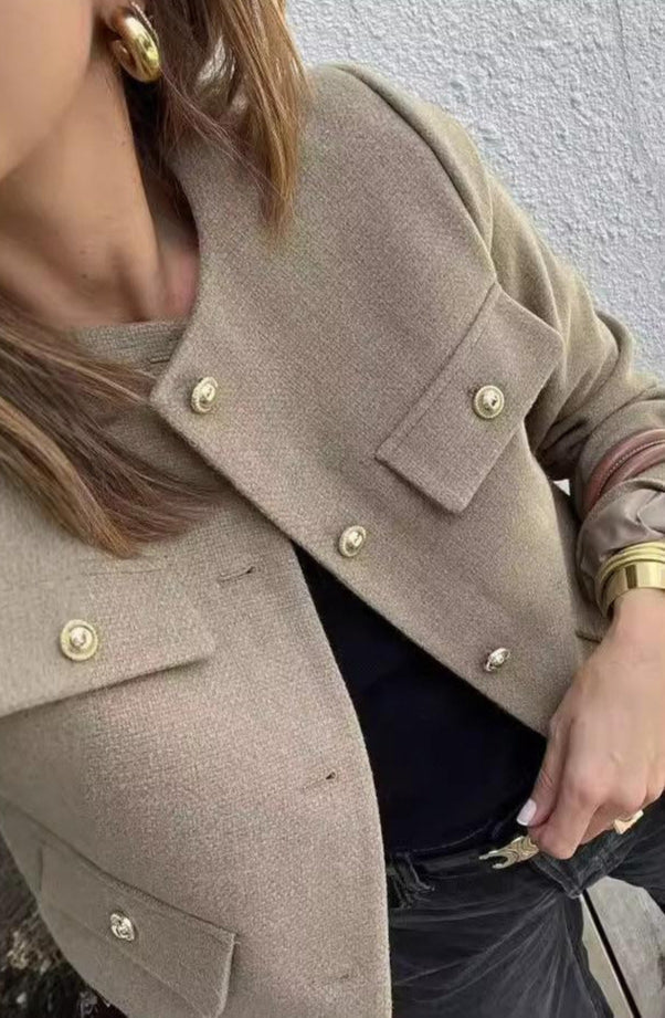 "Veste cropped vintage pour femme, coupe courte, détails élégants, style chic et sophistiqué."
