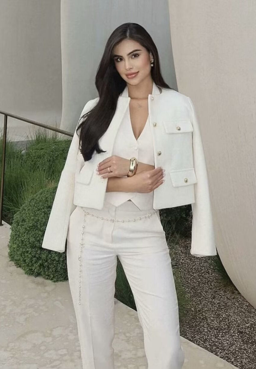 "Veste cropped vintage pour femme, coupe courte, détails élégants, style chic et sophistiqué."