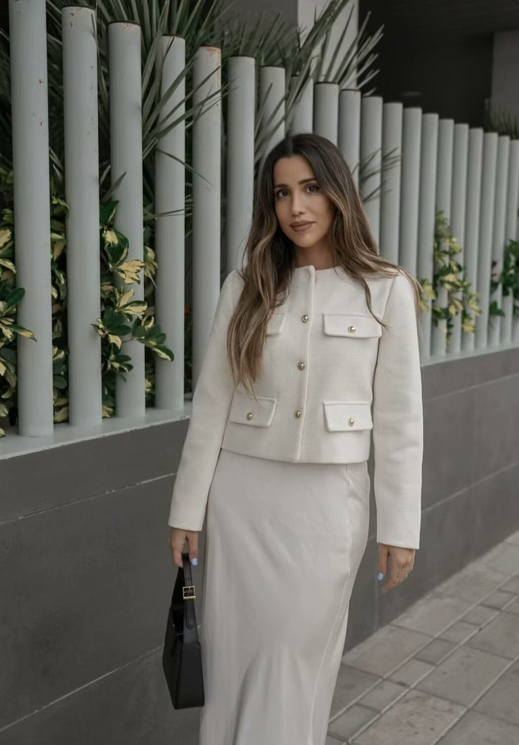 "Veste cropped vintage pour femme, coupe courte, détails élégants, style chic et sophistiqué."