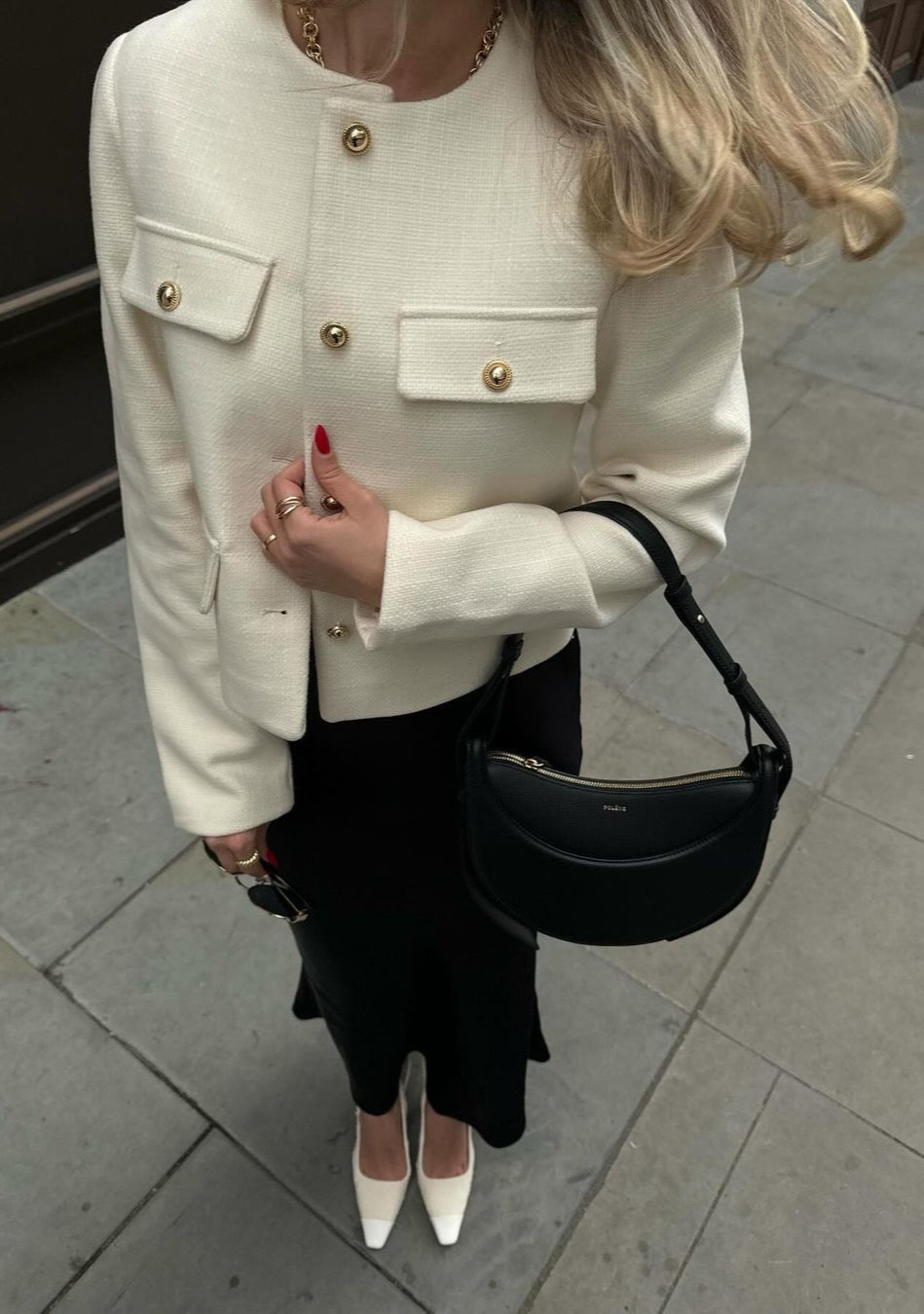 "Veste cropped vintage pour femme, coupe courte, détails élégants, style chic et sophistiqué."