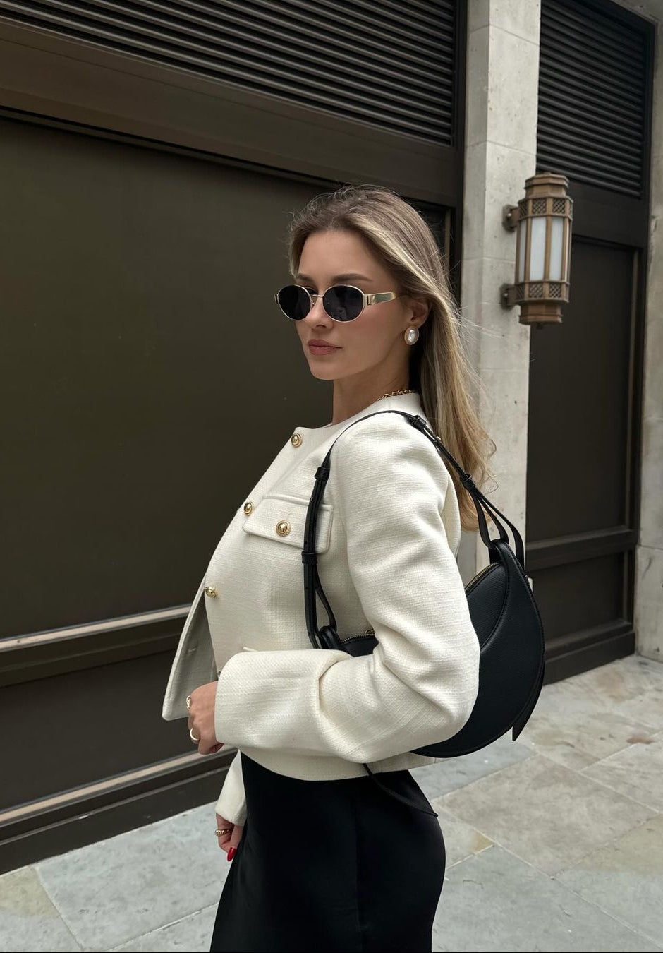 "Veste cropped vintage pour femme, coupe courte, détails élégants, style chic et sophistiqué."