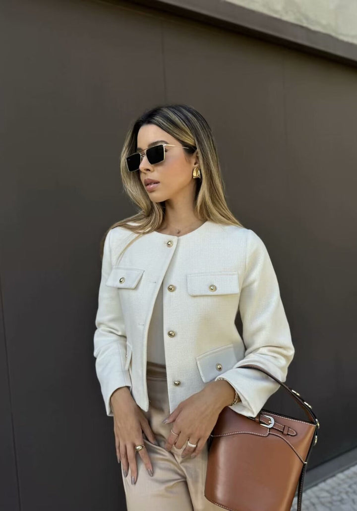 "Veste cropped vintage pour femme, coupe courte, détails élégants, style chic et sophistiqué."
