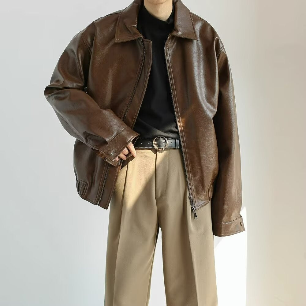 "Veste cuir marron homme oversize, finition brillante, vue de face, design streetwear élégant, veste casual moderne."