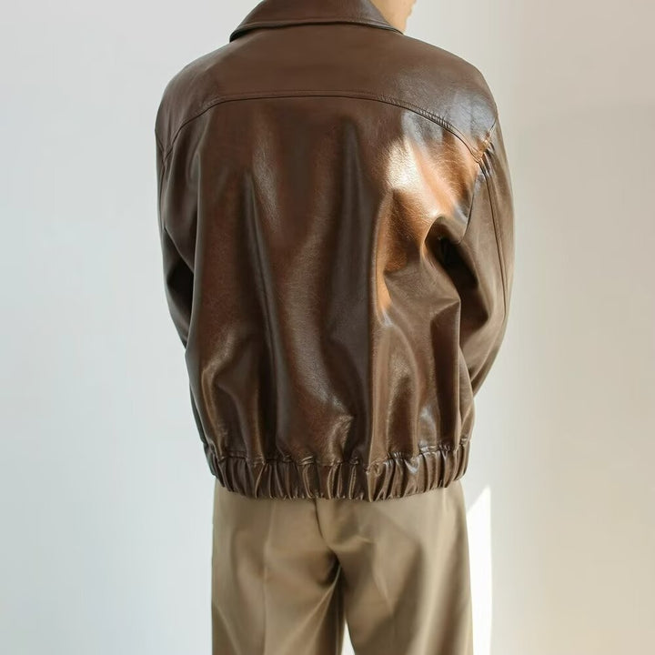 "Veste cuir marron homme oversize, finition brillante, vue de face, design streetwear élégant, veste casual moderne."