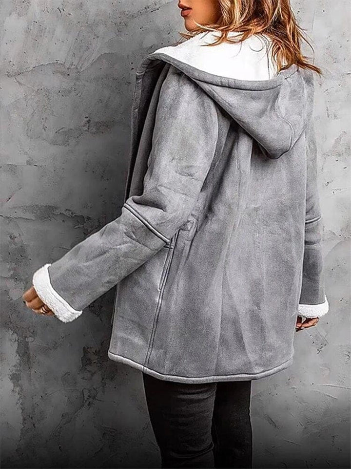 Veste longue femme hiver avec capuche, très chaude et confortable, un essentiel décontracté.