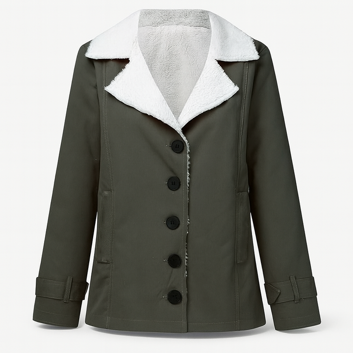 Femme portant une veste d'hiver chaude et élégante. Manteau à revers crantés, coupe mi-longue.